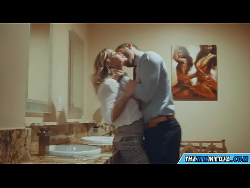❤️ Kung ang usa ka busty blonde naghaylo kanimo sa usa ka publiko nga kasilyas ️ Porno sa amon